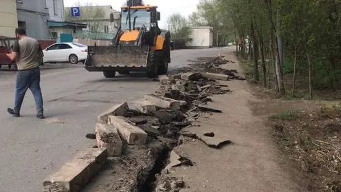 В Красноярске на ул. Королёва демонтируют бордюры