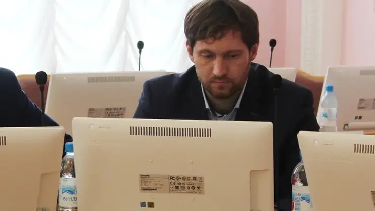 В Омске суд запретил депутату пользоваться интернетом
