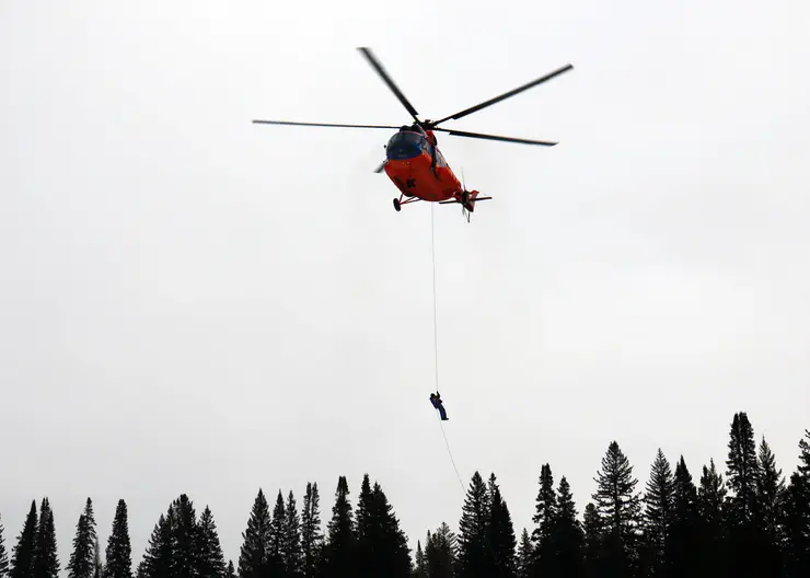 Лесной спецназ Красноярского края отработал спуски с вертолета