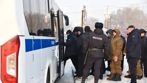 В Красноярске 13 мигрантов с российским гражданством получили повестки в военкомат