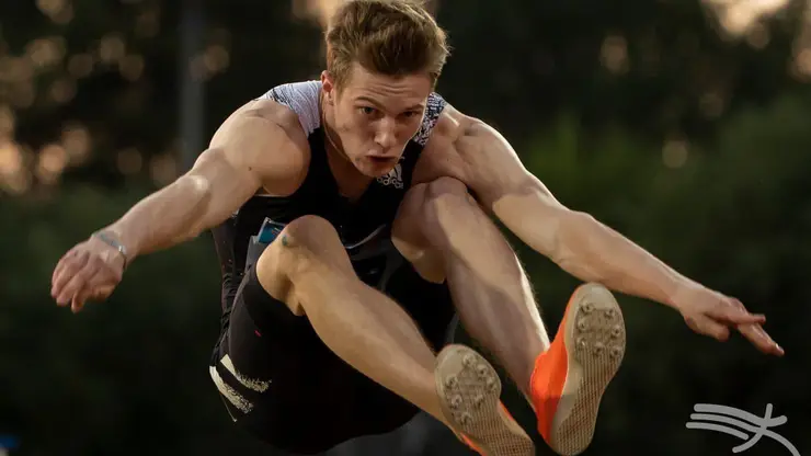 Красноярец Данил Чечела выиграл золото всероссийских соревнований по прыжкам в длину
