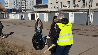 200 кг мусора собрали во время субботника в одном из переулков левобережья