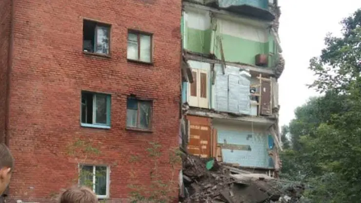 В мэрии Омска проходят обыски из-за обрушения стены жилого дома