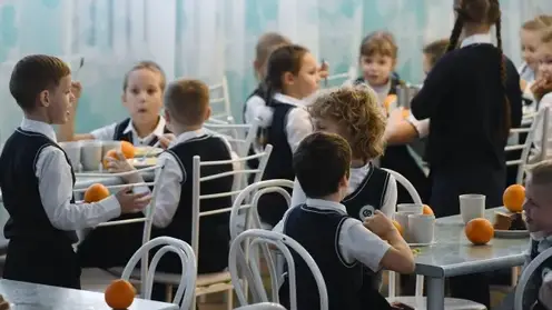 В Красноярске ученики гимназии №13 до сих пор не могут за свой счёт купить еду в столовой