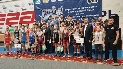 Красноярские борцы завоевали восемь медалей на международных соревнованиях в Бердске