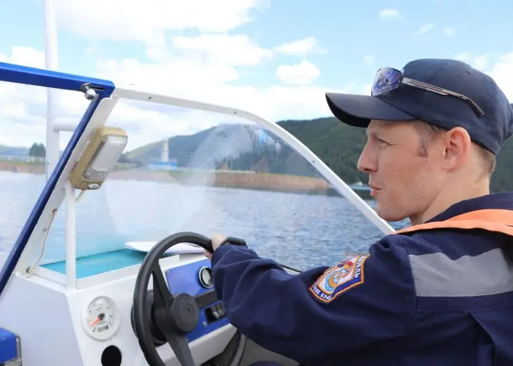 На Камчатке спасатели МЧС России вызволили из сетей пассажиров катера