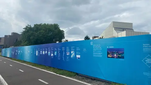 В Красноярске на заборе стройплощадки храма на Стрелке появились баннеры с историческими фактами