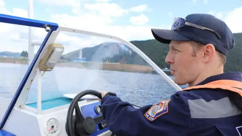 На Красноярском водохранилище лодку с женщиной и подростком унесло течением