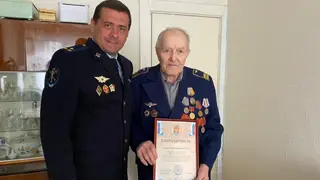 Полицейские поблагодарили 95-летнего красноярца за помощь в задержании мошенников